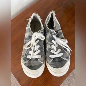 Women’s EUC camo sneakers